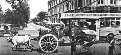 Traffic at the junction of Hill Street and Stamford Road, 1920s